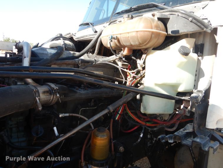 image for item HC9095 2005 Freightliner Columbia 120  semi truck