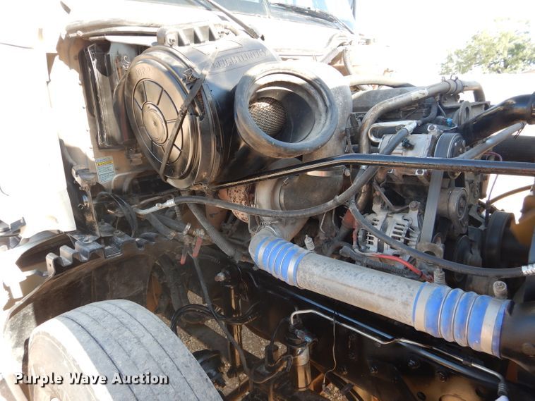 image for item HC9095 2005 Freightliner Columbia 120  semi truck