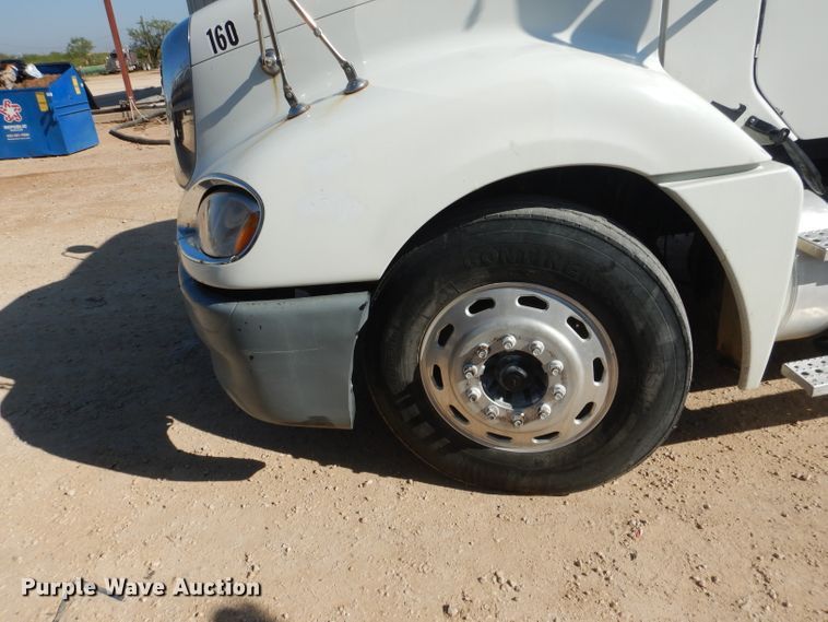 image for item HC9095 2005 Freightliner Columbia 120  semi truck