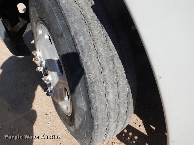 image for item HC9095 2005 Freightliner Columbia 120  semi truck