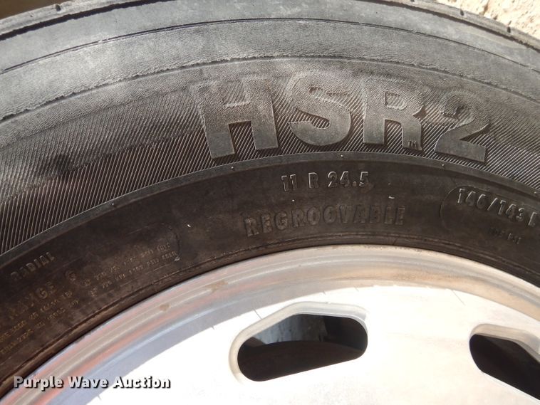 image for item HC9095 2005 Freightliner Columbia 120  semi truck