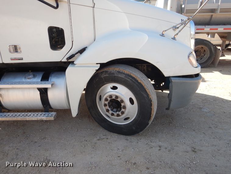 image for item HC9095 2005 Freightliner Columbia 120  semi truck