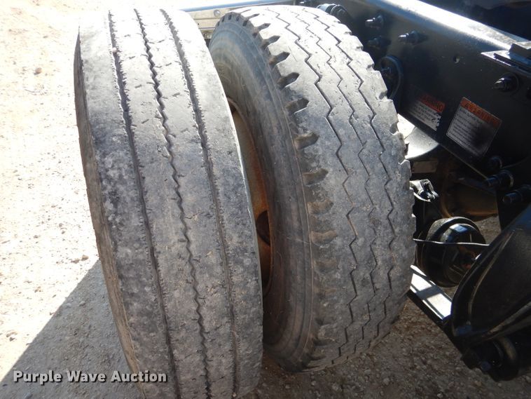 image for item HC9095 2005 Freightliner Columbia 120  semi truck