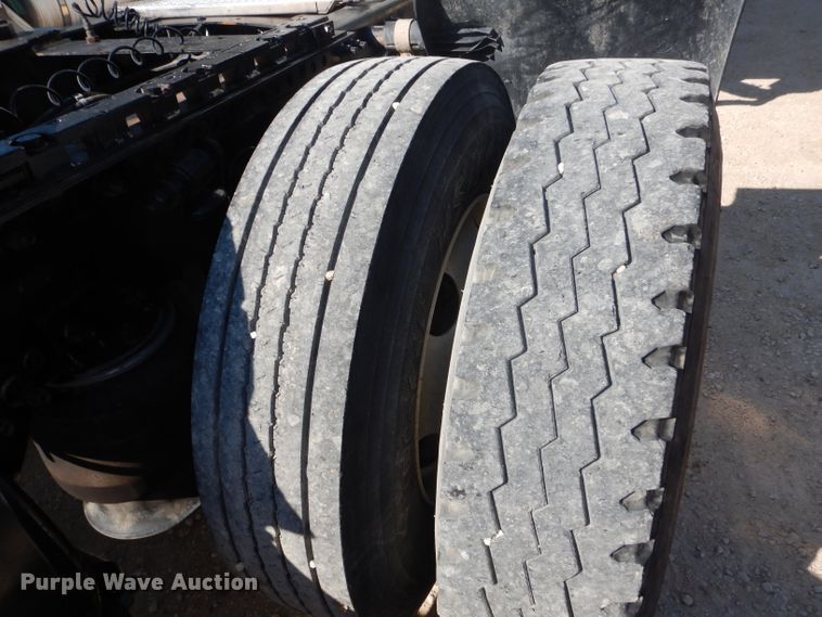 image for item HC9095 2005 Freightliner Columbia 120  semi truck