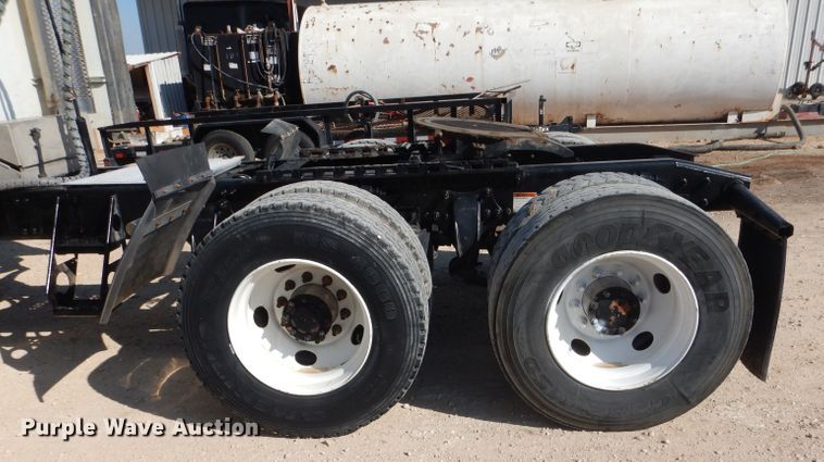 image for item HC9095 2005 Freightliner Columbia 120  semi truck