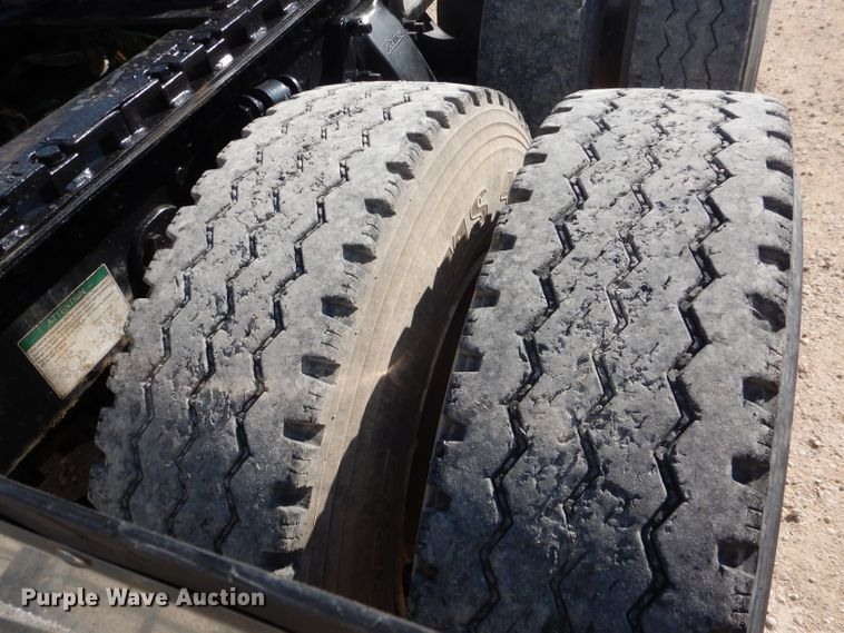 image for item HC9095 2005 Freightliner Columbia 120  semi truck