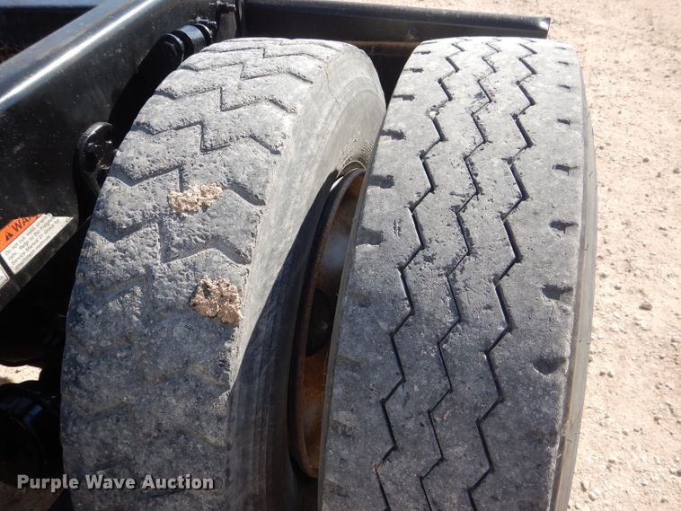 image for item HC9095 2005 Freightliner Columbia 120  semi truck