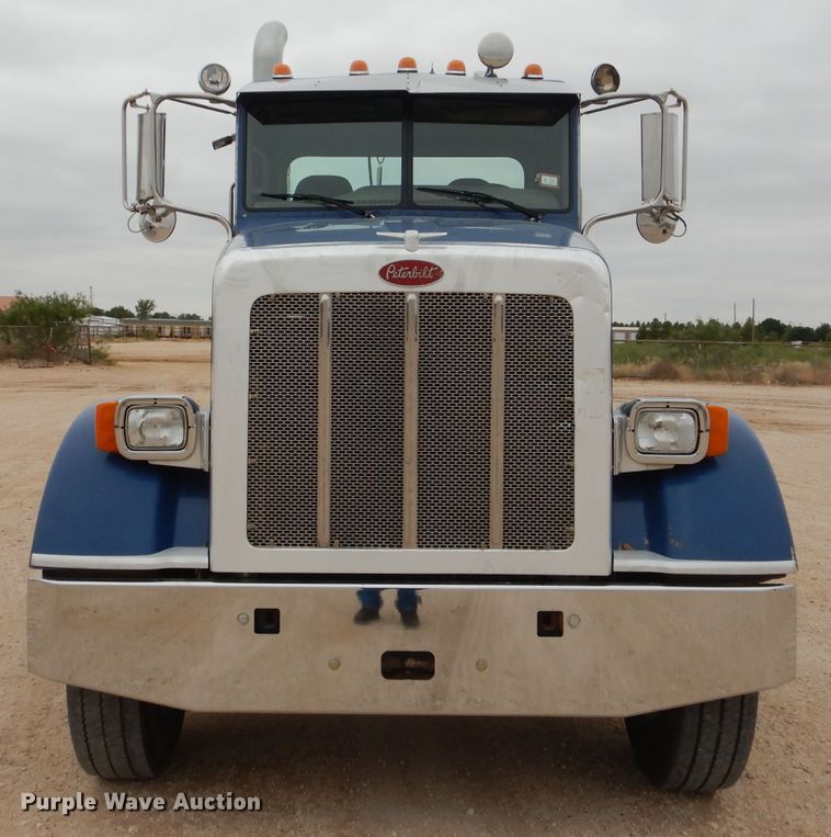 image for item HC9103 2010 Peterbilt 365  semi truck