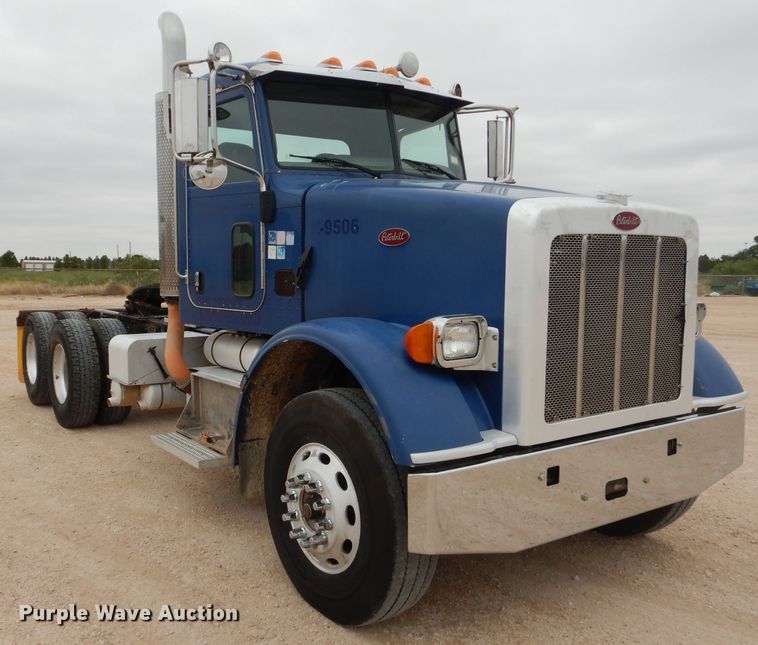 image for item HC9103 2010 Peterbilt 365  semi truck