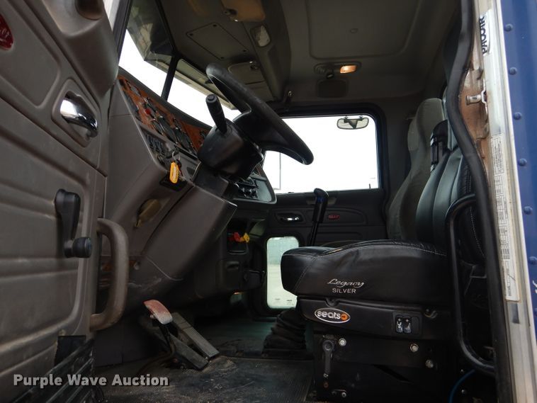 image for item HC9103 2010 Peterbilt 365  semi truck