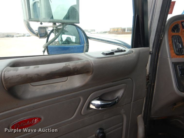 image for item HC9103 2010 Peterbilt 365  semi truck