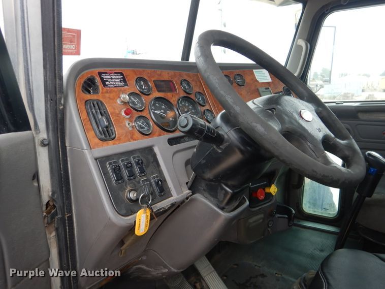 image for item HC9103 2010 Peterbilt 365  semi truck