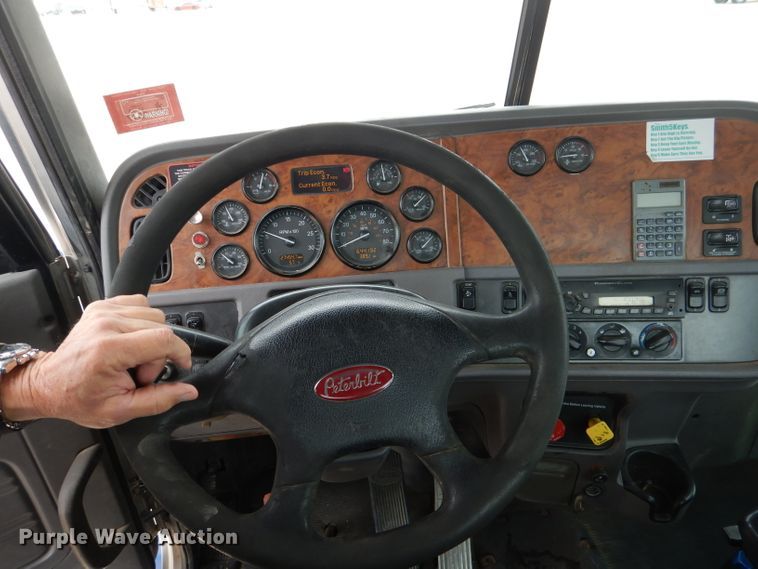 image for item HC9103 2010 Peterbilt 365  semi truck