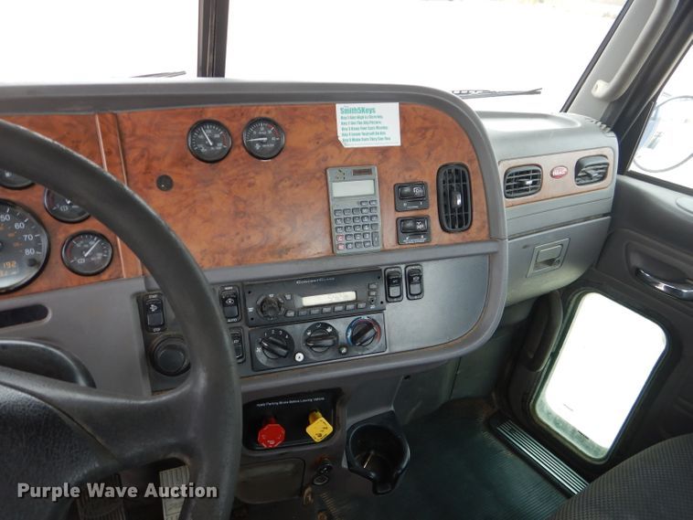 image for item HC9103 2010 Peterbilt 365  semi truck