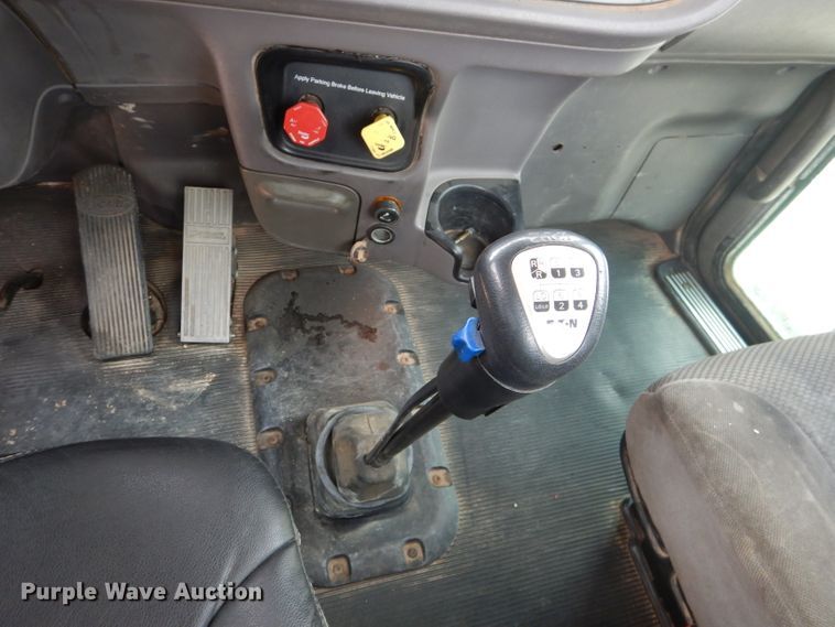 image for item HC9103 2010 Peterbilt 365  semi truck