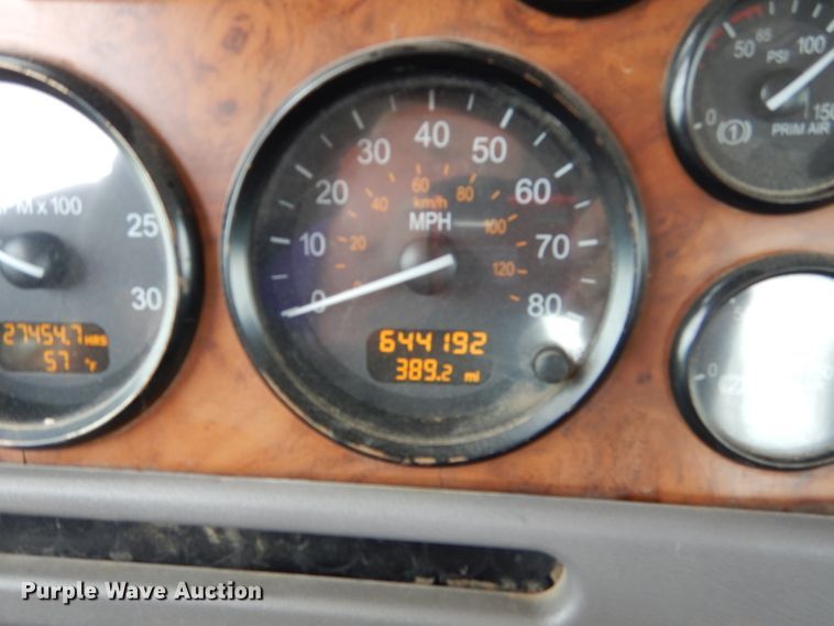 image for item HC9103 2010 Peterbilt 365  semi truck