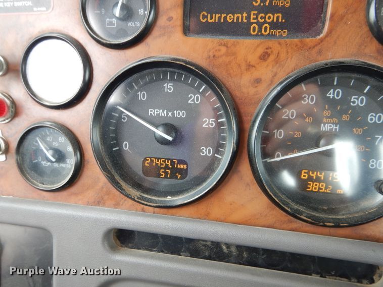 image for item HC9103 2010 Peterbilt 365  semi truck