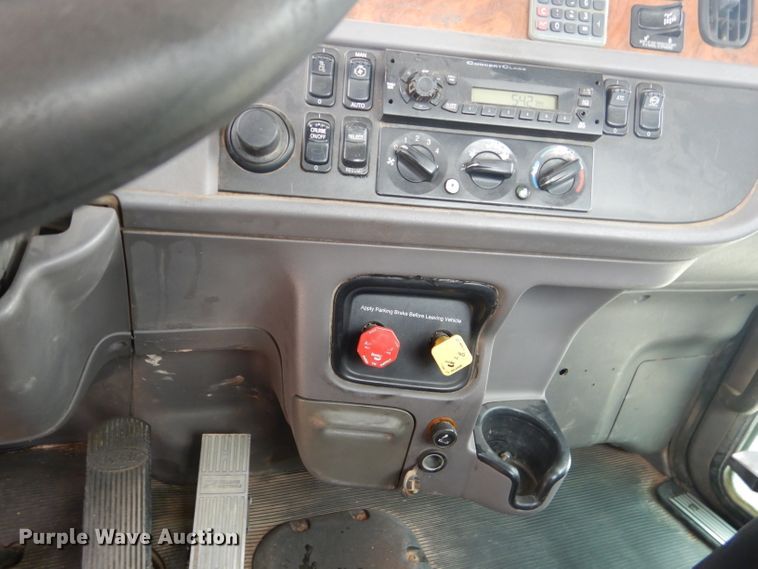 image for item HC9103 2010 Peterbilt 365  semi truck