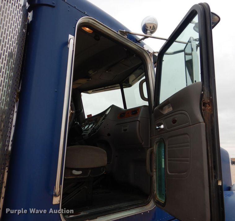 image for item HC9103 2010 Peterbilt 365  semi truck