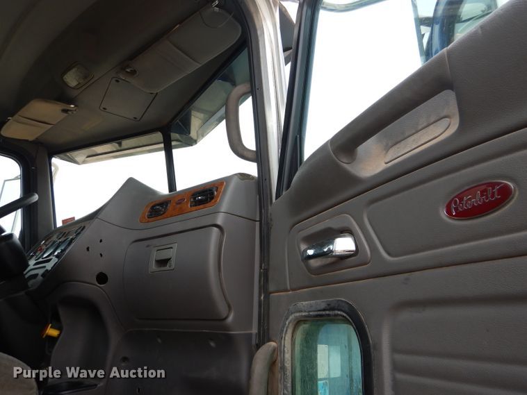 image for item HC9103 2010 Peterbilt 365  semi truck