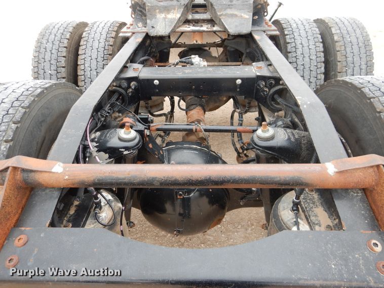 image for item HC9103 2010 Peterbilt 365  semi truck