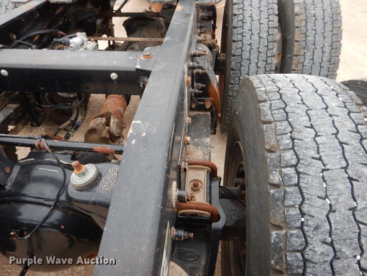 image for item HC9103 2010 Peterbilt 365  semi truck