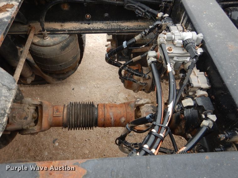 image for item HC9103 2010 Peterbilt 365  semi truck