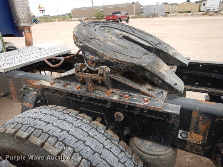 image for item HC9103 2010 Peterbilt 365  semi truck