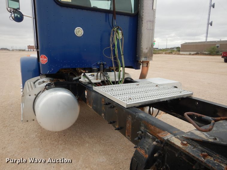 image for item HC9103 2010 Peterbilt 365  semi truck