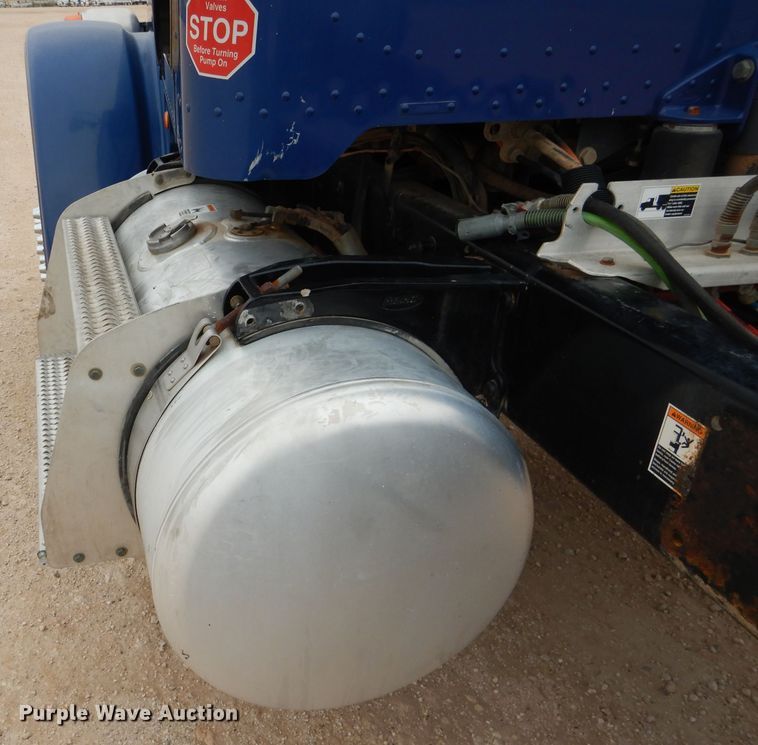 image for item HC9103 2010 Peterbilt 365  semi truck