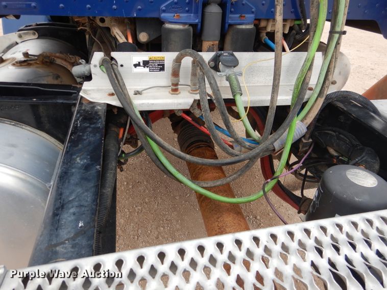 image for item HC9103 2010 Peterbilt 365  semi truck