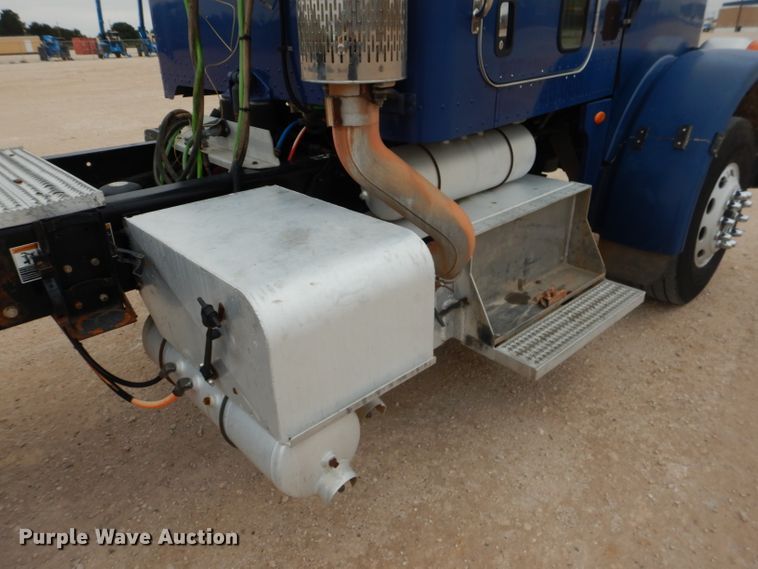 image for item HC9103 2010 Peterbilt 365  semi truck