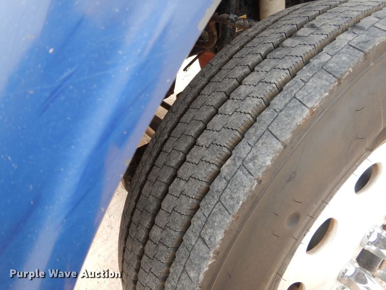 image for item HC9103 2010 Peterbilt 365  semi truck