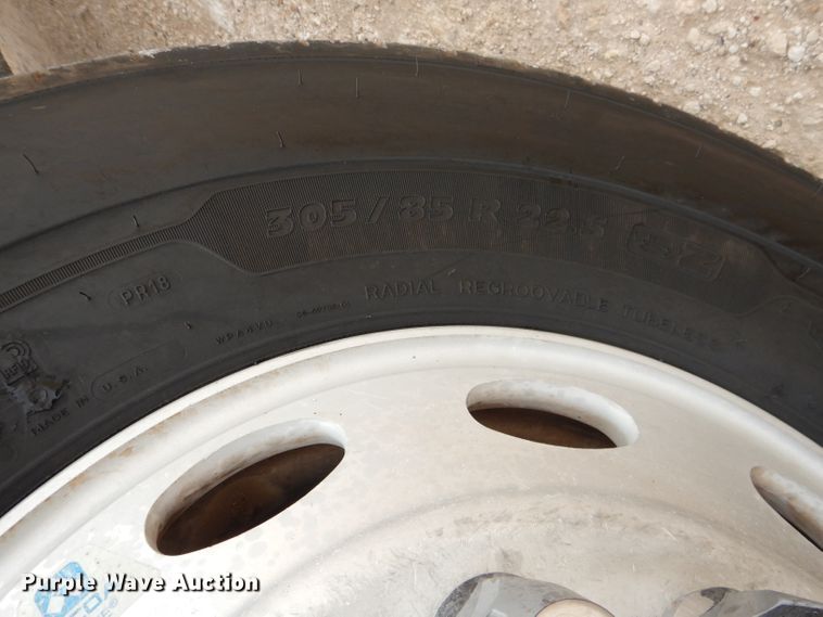 image for item HC9103 2010 Peterbilt 365  semi truck