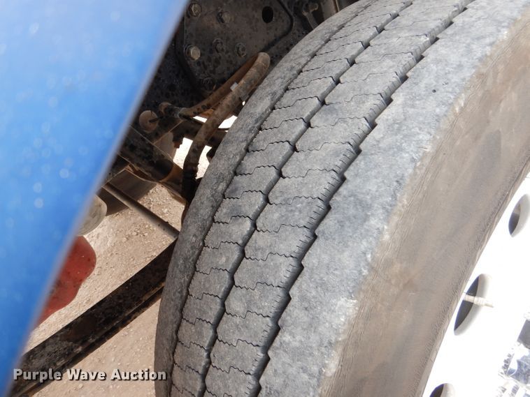 image for item HC9103 2010 Peterbilt 365  semi truck