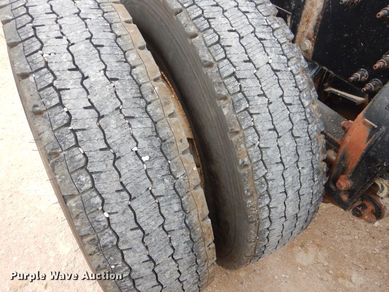 image for item HC9103 2010 Peterbilt 365  semi truck