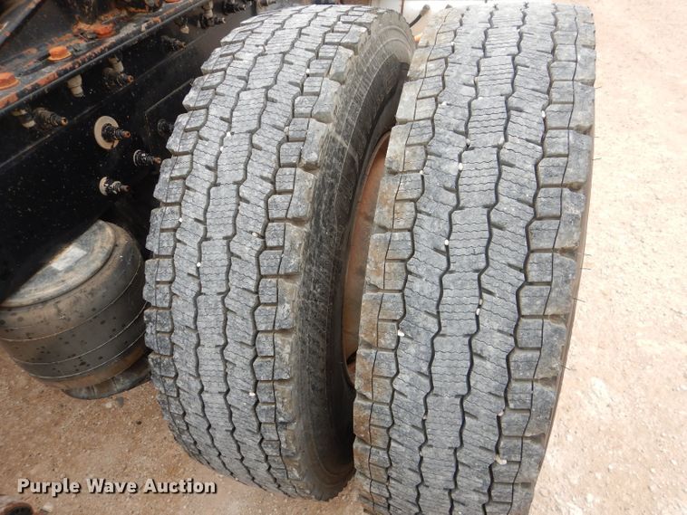 image for item HC9103 2010 Peterbilt 365  semi truck