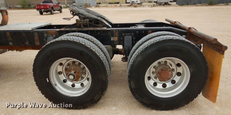 image for item HC9103 2010 Peterbilt 365  semi truck