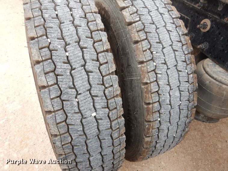 image for item HC9103 2010 Peterbilt 365  semi truck