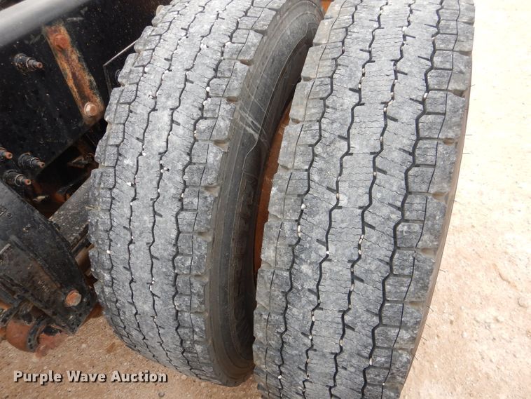 image for item HC9103 2010 Peterbilt 365  semi truck