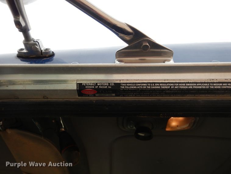 image for item HC9103 2010 Peterbilt 365  semi truck