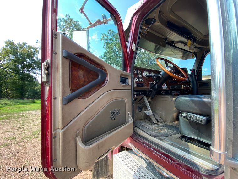 image for item HE9750 2007 International 9900ix  semi truck