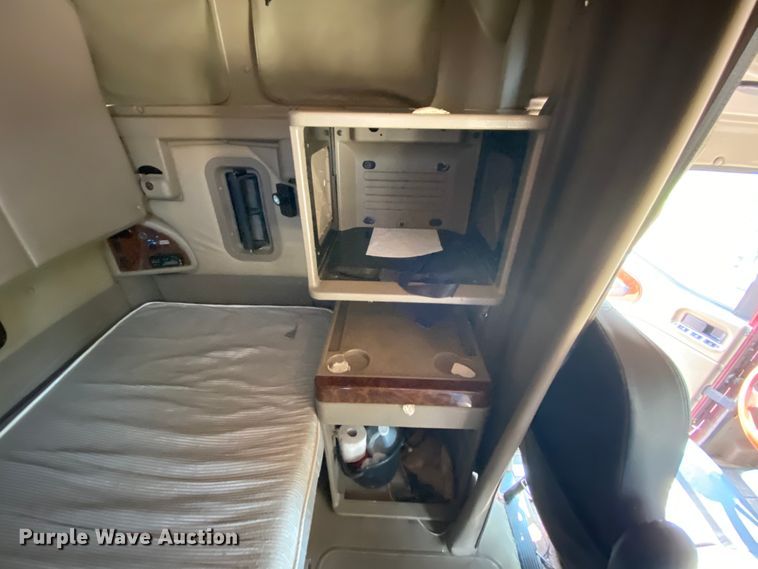 image for item HE9750 2007 International 9900ix  semi truck