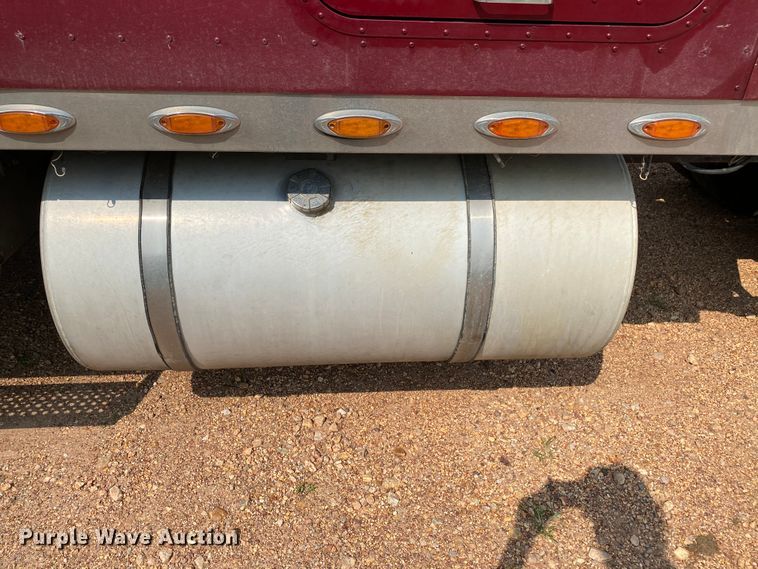 image for item HE9750 2007 International 9900ix  semi truck