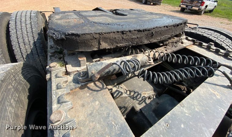 image for item HE9750 2007 International 9900ix  semi truck