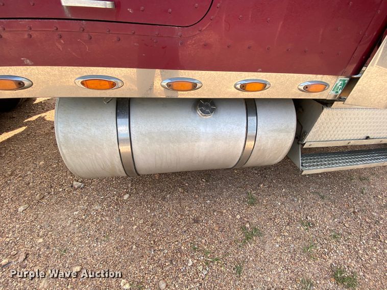 image for item HE9750 2007 International 9900ix  semi truck