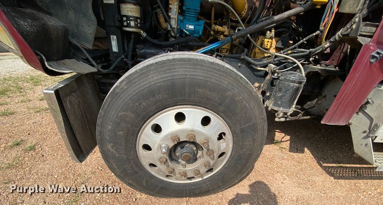 image for item HE9750 2007 International 9900ix  semi truck