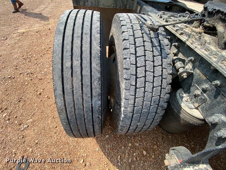 image for item HE9750 2007 International 9900ix  semi truck