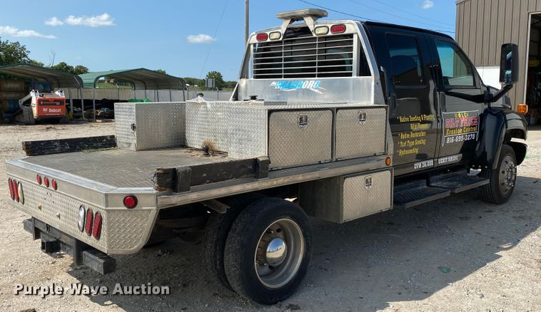 image for item HE9762 2006 GMC C5500  Crew Cab flatbed truck