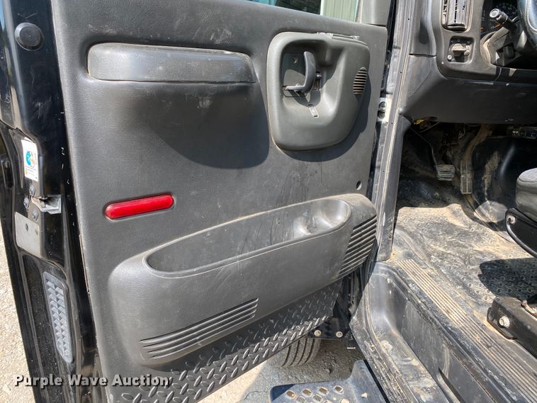 image for item HE9762 2006 GMC C5500  Crew Cab flatbed truck